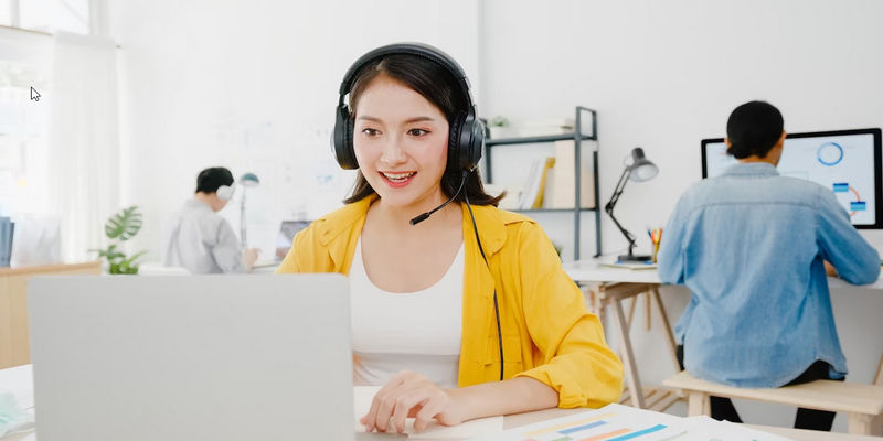 Ghi lại các cuộc trò chuyện, email, hoặc bất kỳ hình thức liên lạc nào 